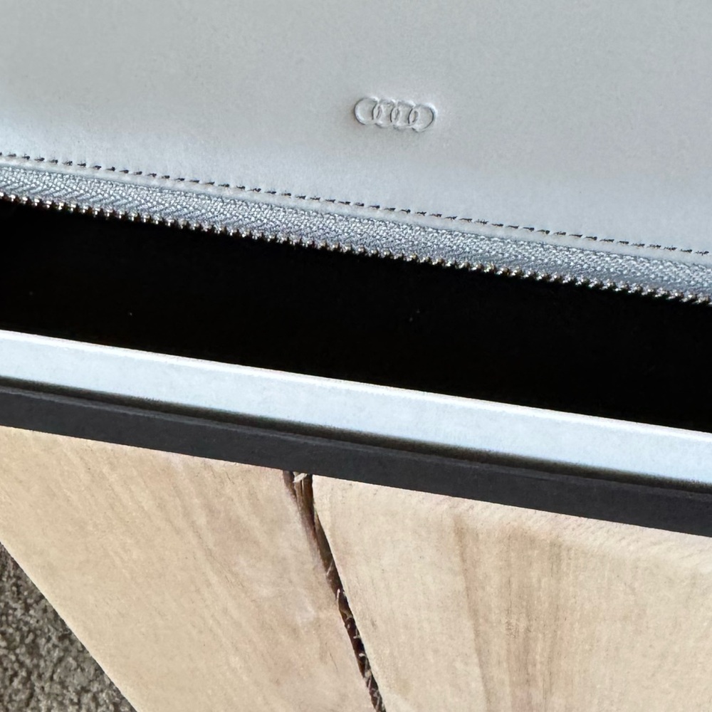 Chic Light Gray Leather wallet with wrist strap - Picture 7 of 8